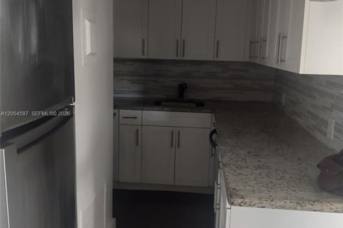 Condo in Miami Beach, Florida, 1 bedroom  № 2068690 - photo 2