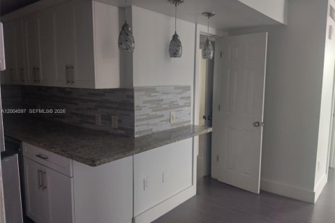 Condo in Miami Beach, Florida, 1 bedroom  № 2068690 - photo 3