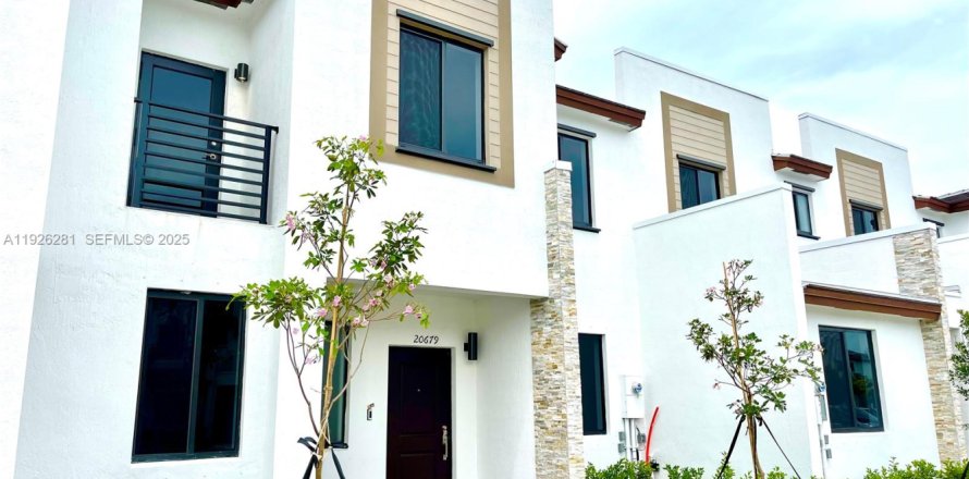 Townhouse in Miami, Florida 3 bedrooms, 137.96 sq.m. № 1984553