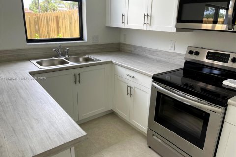 Townhouse in Miami, Florida 3 bedrooms, 137.96 sq.m. № 1984553 - photo 2