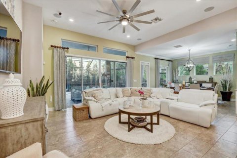 House in Apollo Beach, Florida 4 bedrooms, 294.59 sq.m. № 2222881 - photo 11