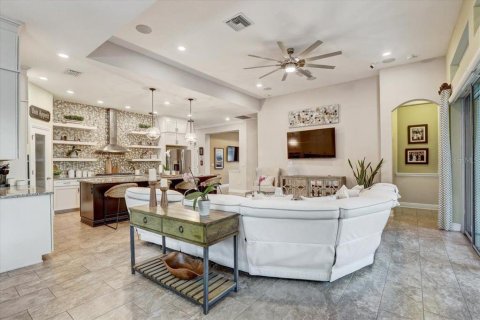 House in Apollo Beach, Florida 4 bedrooms, 294.59 sq.m. № 2222881 - photo 9