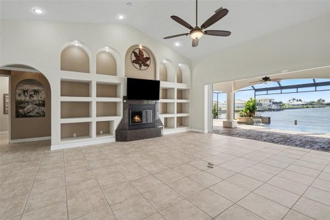 Casa en venta en Cape Coral, Florida, 3 dormitorios, 236.99 m2 № 2419187 - foto 9