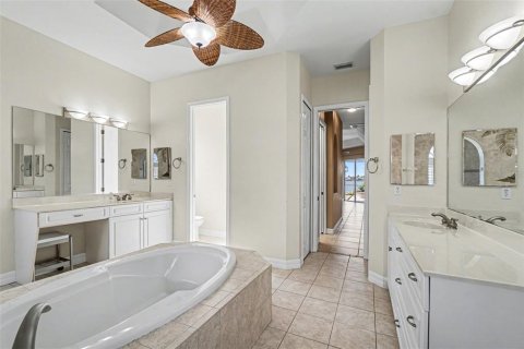Casa en venta en Cape Coral, Florida, 3 dormitorios, 236.99 m2 № 2419187 - foto 23