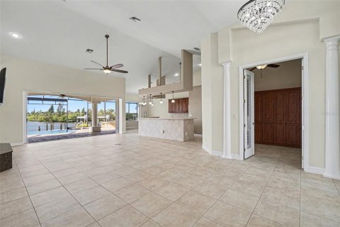 Casa en venta en Cape Coral, Florida, 3 dormitorios, 236.99 m2 № 2419187 - foto 8