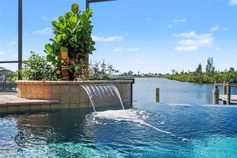 House in Cape Coral, Florida 3 bedrooms, 236.99 sq.m. № 2419187