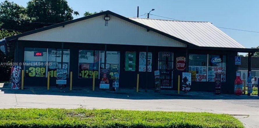 Commercial property in Clewiston, Florida № 1844062