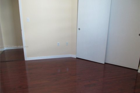Condominio en alquiler en Surfside, Florida, 2 dormitorios, 93.09 m2 № 2085843 - foto 11