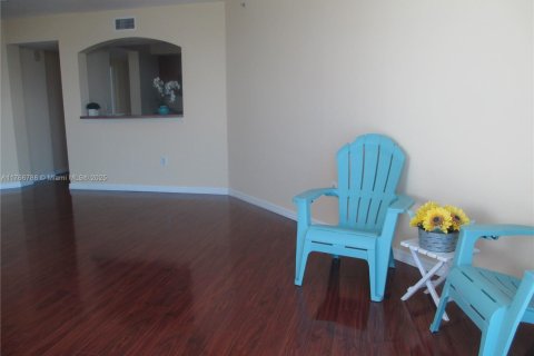 Condominio en alquiler en Surfside, Florida, 2 dormitorios, 93.09 m2 № 2085843 - foto 5