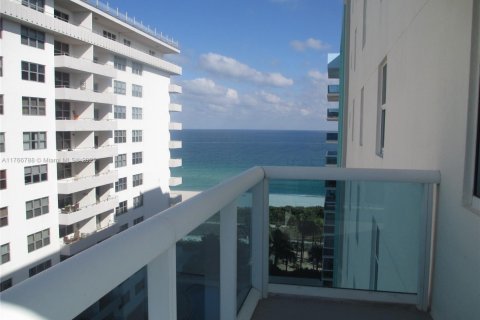 Condominio en alquiler en Surfside, Florida, 2 dormitorios, 93.09 m2 № 2085843 - foto 2