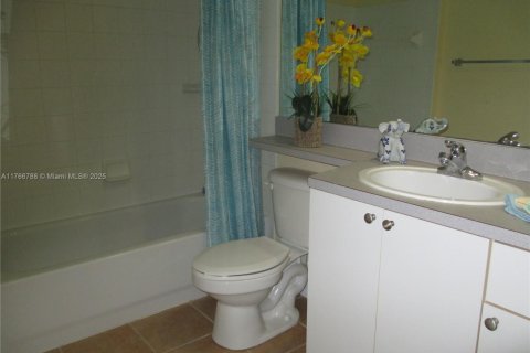 Condominio en alquiler en Surfside, Florida, 2 dormitorios, 93.09 m2 № 2085843 - foto 10