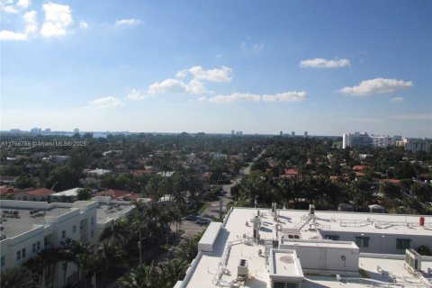 Condominio en alquiler en Surfside, Florida, 2 dormitorios, 93.09 m2 № 2085843 - foto 12