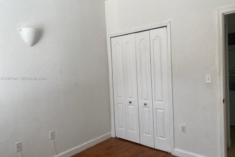 Condo in Hialeah, Florida, 2 bedrooms  № 2042142 - photo 15