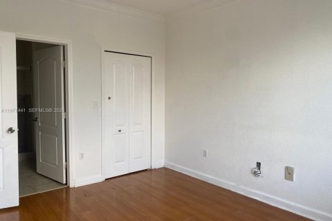 Condo in Hialeah, Florida, 2 bedrooms  № 2042142 - photo 20
