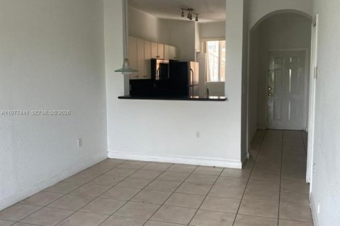 Condo in Hialeah, Florida, 2 bedrooms  № 2042142 - photo 9