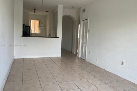 Condo in Hialeah, Florida, 2 bedrooms  № 2042142 - photo 11
