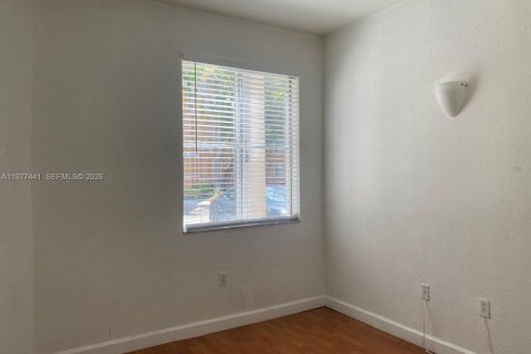 Condo in Hialeah, Florida, 2 bedrooms  № 2042142 - photo 14
