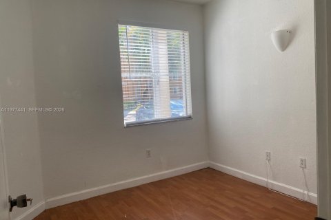 Condo in Hialeah, Florida, 2 bedrooms  № 2042142 - photo 13
