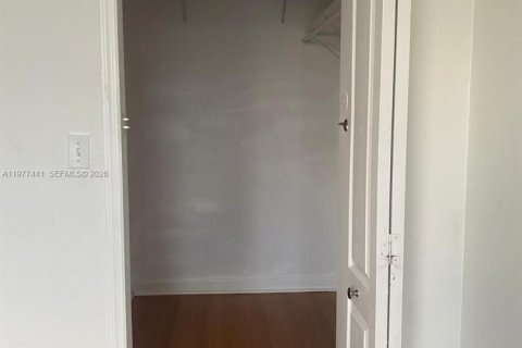 Condo in Hialeah, Florida, 2 bedrooms  № 2042142 - photo 24