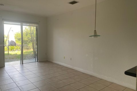 Condo in Hialeah, Florida, 2 bedrooms  № 2042142 - photo 10