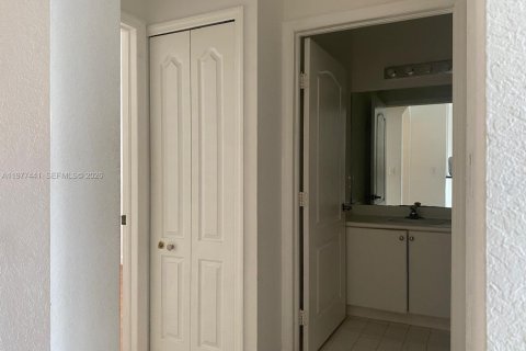 Condo in Hialeah, Florida, 2 bedrooms  № 2042142 - photo 23