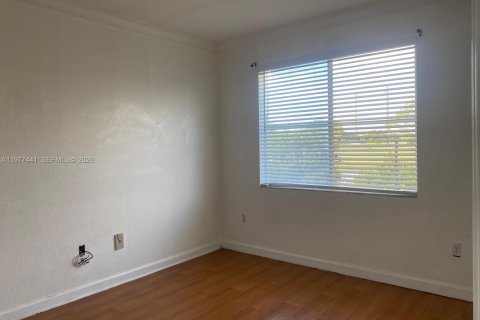 Condo in Hialeah, Florida, 2 bedrooms  № 2042142 - photo 19