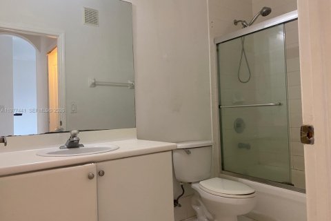 Condo in Hialeah, Florida, 2 bedrooms  № 2042142 - photo 16