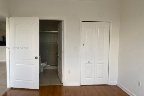 Condo in Hialeah, Florida, 2 bedrooms  № 2042142 - photo 21