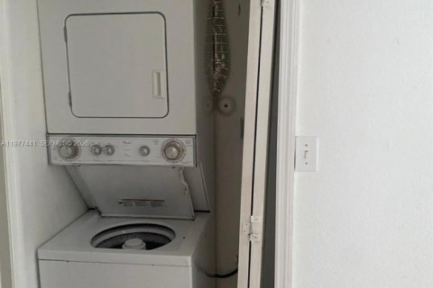 Condo in Hialeah, Florida, 2 bedrooms  № 2042142 - photo 12