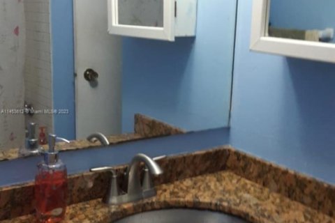 Condo in Hollywood, Florida, 2 bedrooms № 1958554 - photo 14