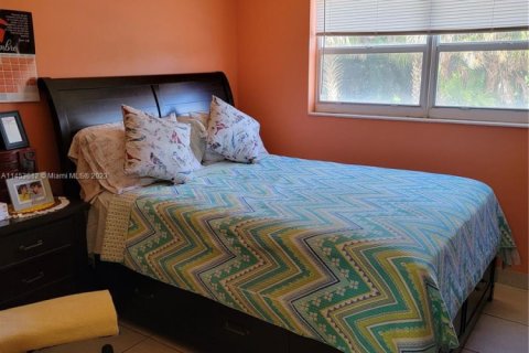 Condo in Hollywood, Florida, 2 bedrooms № 1958554 - photo 18