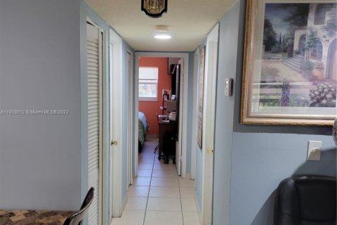 Condo in Hollywood, Florida, 2 bedrooms № 1958554 - photo 13