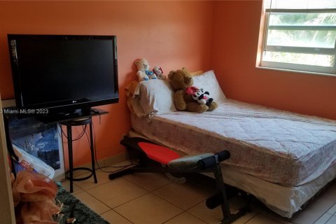 Condo in Hollywood, Florida, 2 bedrooms № 1958554 - photo 17