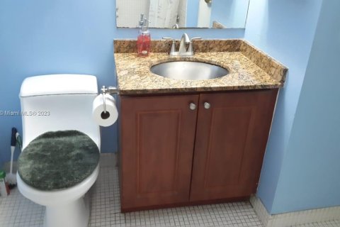 Condo in Hollywood, Florida, 2 bedrooms № 1958554 - photo 16