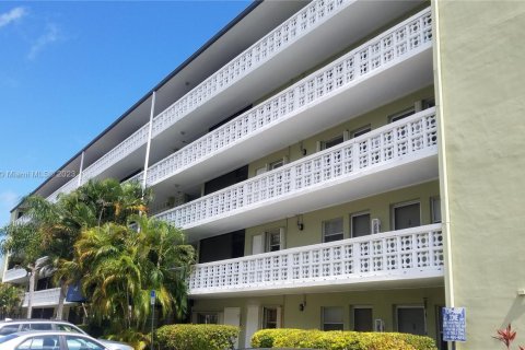 Condo in Hollywood, Florida, 2 bedrooms № 1958554 - photo 2