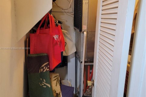 Condo in Hollywood, Florida, 2 bedrooms № 1958554 - photo 25