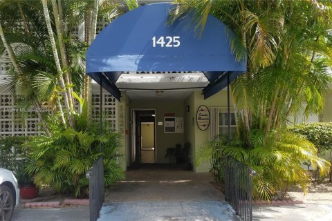 Condo in Hollywood, Florida, 2 bedrooms № 1958554 - photo 1