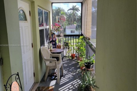 Condo in Hollywood, Florida, 2 bedrooms № 1958554 - photo 4