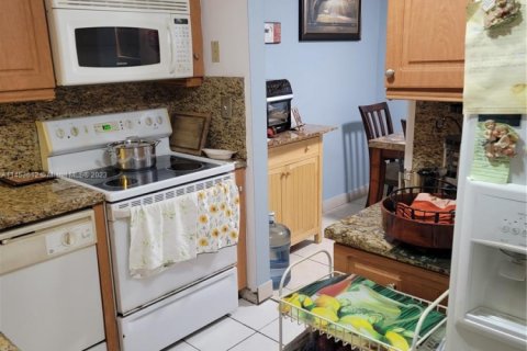 Condo in Hollywood, Florida, 2 bedrooms № 1958554 - photo 11