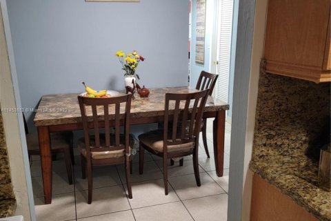 Condo in Hollywood, Florida, 2 bedrooms № 1958554 - photo 12