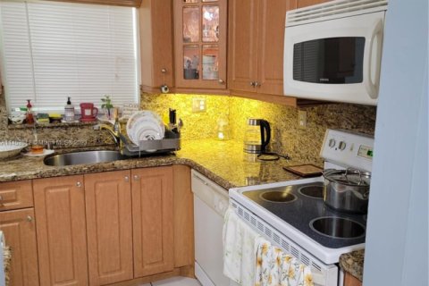 Condo in Hollywood, Florida, 2 bedrooms № 1958554 - photo 9