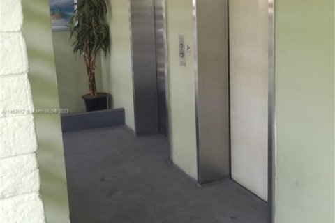 Condo in Hollywood, Florida, 2 bedrooms № 1958554 - photo 3