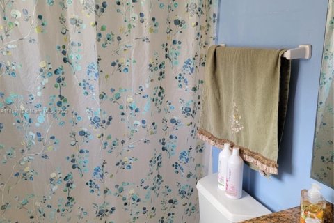 Condo in Hollywood, Florida, 2 bedrooms № 1958554 - photo 23