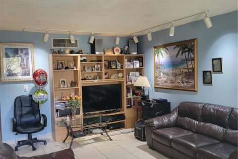Condo in Hollywood, Florida, 2 bedrooms № 1958554 - photo 5