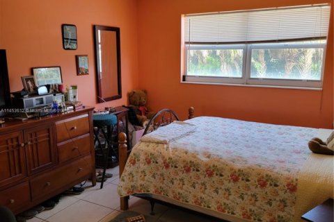 Condo in Hollywood, Florida, 2 bedrooms № 1958554 - photo 20