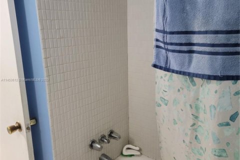 Condo in Hollywood, Florida, 2 bedrooms № 1958554 - photo 15