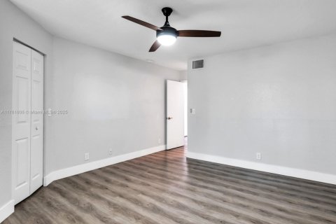 Townhouse in Weston, Florida 2 bedrooms, 107.3 sq.m. № 1712003 - photo 25
