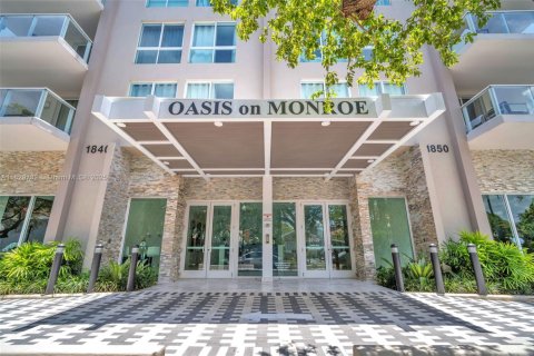 Condo in Hollywood, Florida, 1 bedroom № 1936645 - photo 2