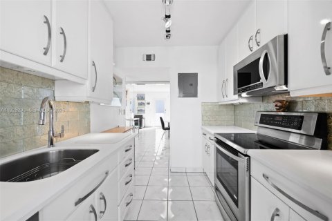 Condominio en venta en Deerfield Beach, Florida, 1 dormitorio, 65.03 m2 № 1983872 - foto 9