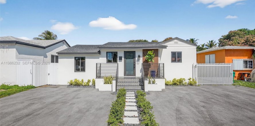 House in Miami, Florida 3 bedrooms, 128.86 sq.m. № 2046576